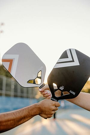 Pickleball Schläger Pickleball Schläger – zwei moderne Paddles im Sonnenlicht, bereit fürs Spiel