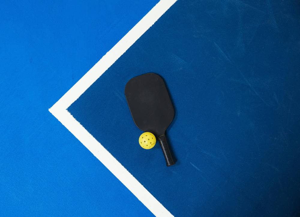 Pickleball Köln: Spieler bereitet Aufschlag auf einem Pickleball-Court vor