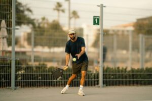 Pickleball-Spieler auf einem Outdoor-Court als Symbolbild für Pickleball in Dresden