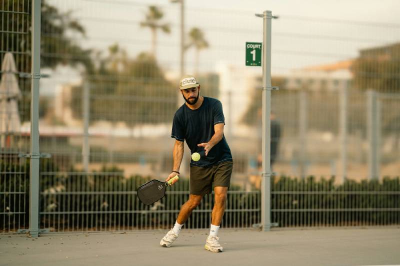 Pickleball-Spieler auf einem Outdoor-Court als Symbolbild für Pickleball in Dresden
