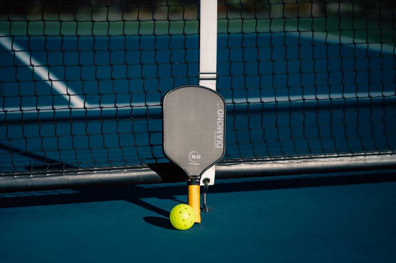 Pickleball Frankfurt – Schläger und Ball auf einem Pickleball-Feld