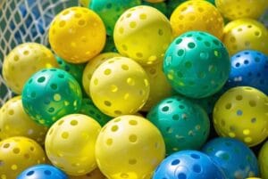 Pickleball Bälle Ausrüstung Guide – verschiedene Indoor- und Outdoor-Bälle in Gelb, Blau und Grün